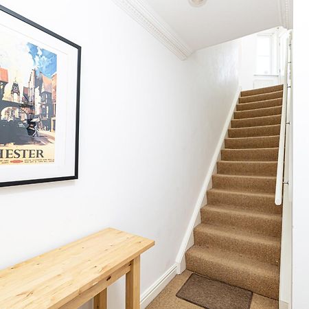 Tower View Apartment Честър Екстериор снимка