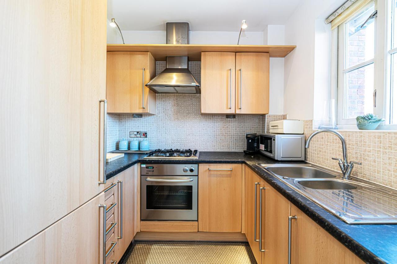 Tower View Apartment Честър Екстериор снимка