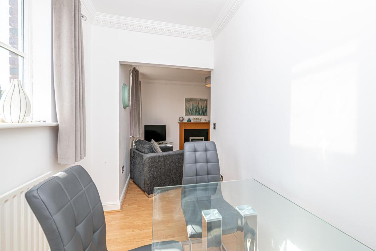 Tower View Apartment Честър Екстериор снимка